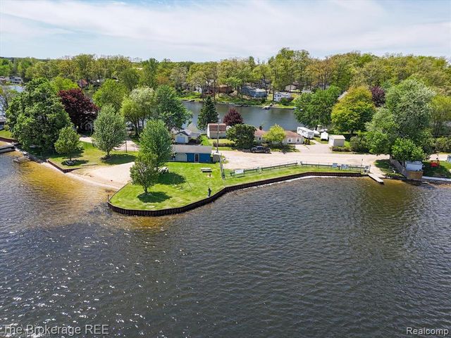 293 Hickory Place Drive, Columbiaville, MI 48421