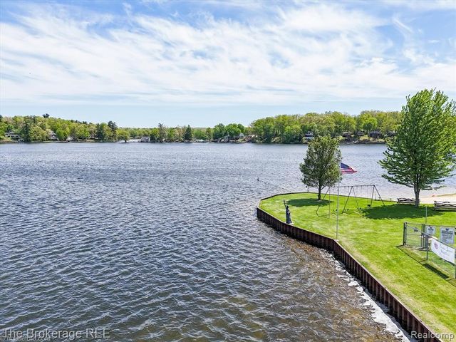 293 Hickory Place Drive, Columbiaville, MI 48421