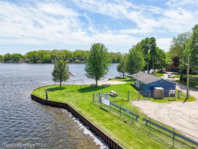 293 Hickory Place Drive, Columbiaville, MI 48421