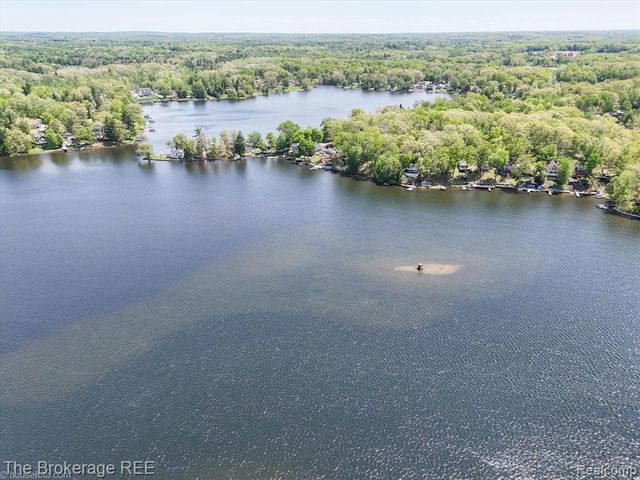 293 Hickory Place Drive, Columbiaville, MI 48421