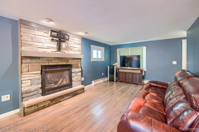 293 Hickory Place Drive, Columbiaville, MI 48421