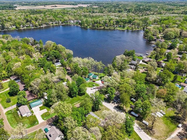 293 Hickory Place Drive, Columbiaville, MI 48421