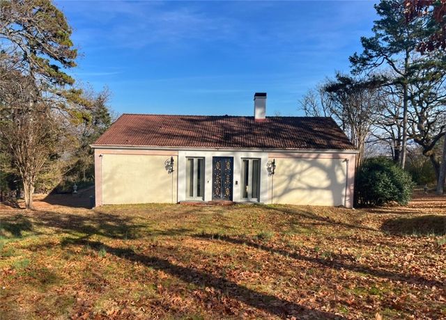 910 Hilltop Drive, Russellville, AR 72802