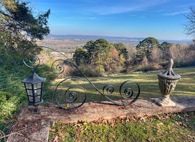 910 Hilltop Drive, Russellville, AR 72802