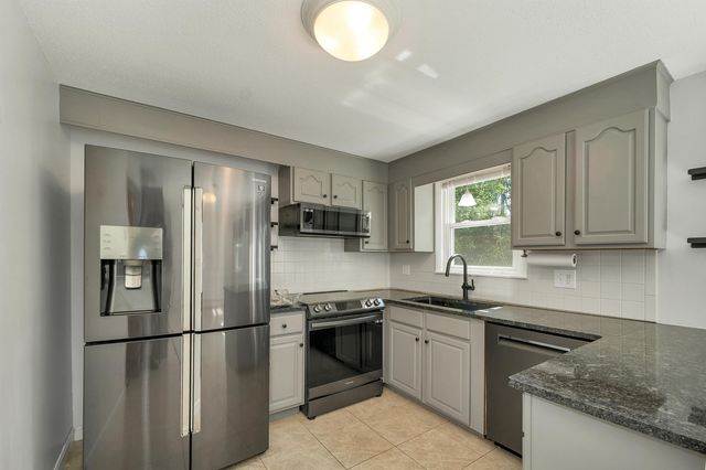 9 Bunker Hill Drive, Londonderry, NH 03053