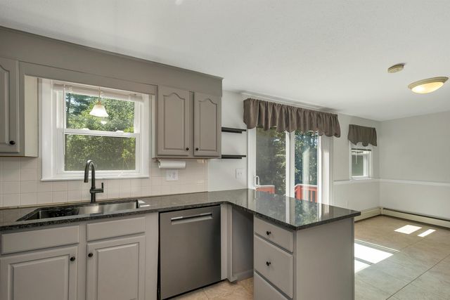 9 Bunker Hill Drive, Londonderry, NH 03053
