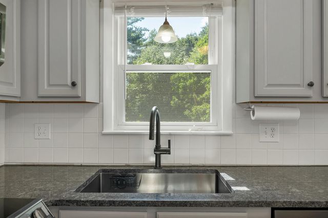 9 Bunker Hill Drive, Londonderry, NH 03053