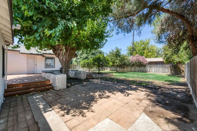 65 E Dayton Avenue, Fresno, CA 93704