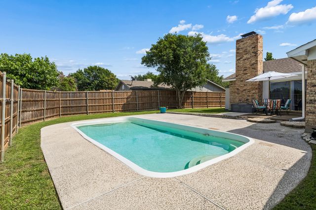 1833 Woodbury, Carrollton, TX 75007