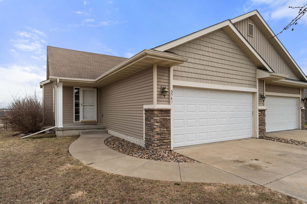 5949 NW 50th Street, Johnston, IA 50131