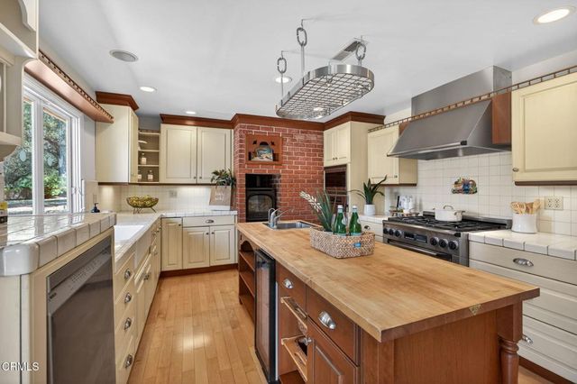 98 Howard Avenue, Oak View, CA 93022
