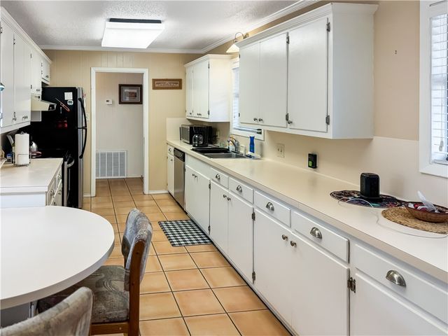 1600 Fairdale St, Alice, TX 78332