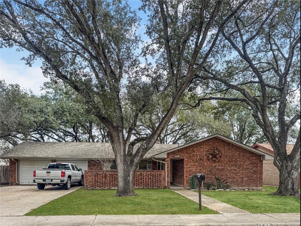 1600 Fairdale St, Alice, TX 78332