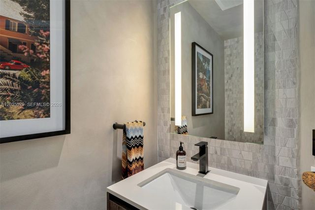 68 SE 6th Street 2612, Miami, FL 33131