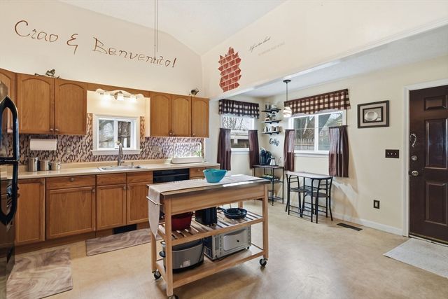 49 West St, Chicopee, MA 01013