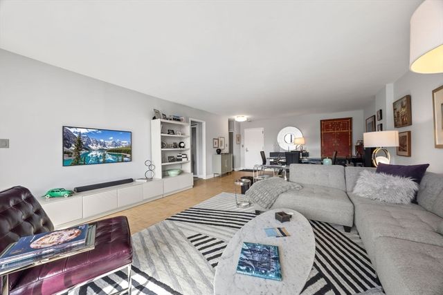 566 Commonwealth 608, Boston, MA 02215