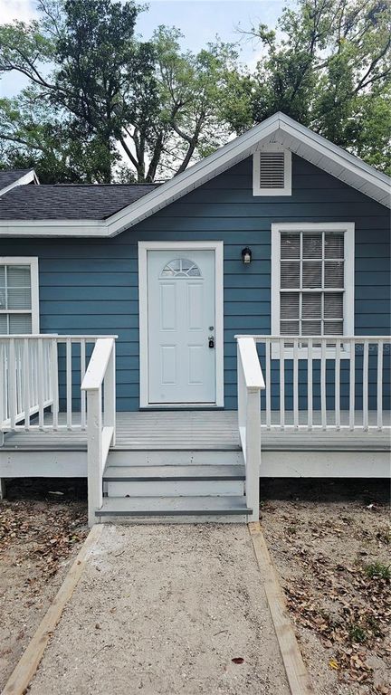 Image 2 of property listing at 8419 N OLA AVENUE, Tampa, FL 33604