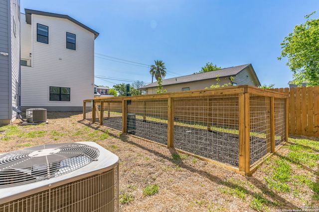 307 S Olive St, San Antonio, TX 78203