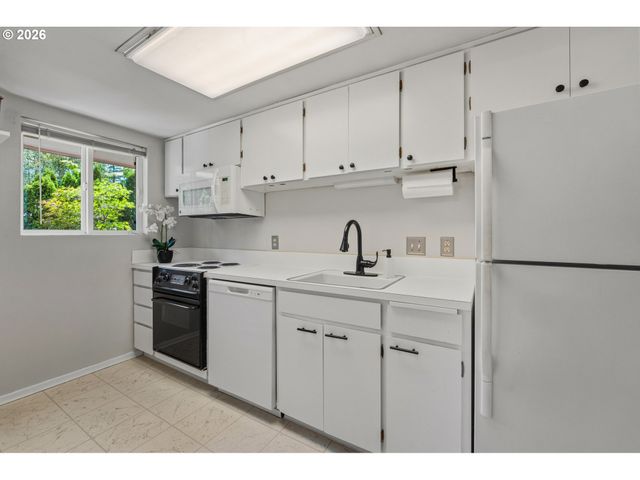 15100 Sw CROWN Dr 6, King City, OR 97224