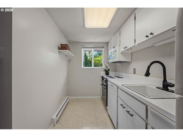 15100 Sw CROWN Dr 6, King City, OR 97224