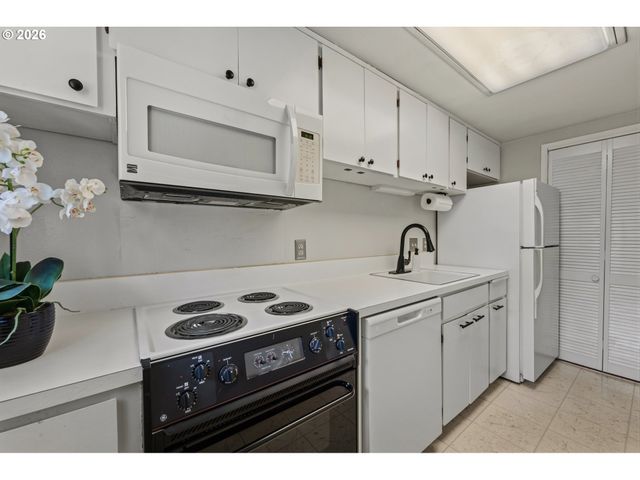 15100 Sw CROWN Dr 6, King City, OR 97224