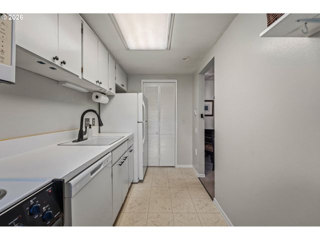 15100 Sw CROWN Dr 6, King City, OR 97224