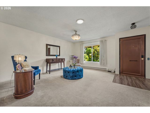 15100 Sw CROWN Dr 6, King City, OR 97224