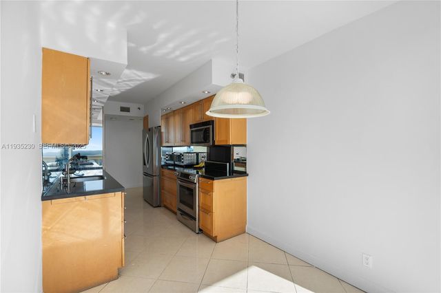 1000 W Island Blvd 3002, Aventura, FL 33160