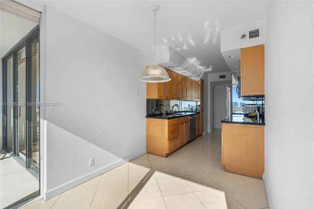 1000 W Island Blvd 3002, Aventura, FL 33160