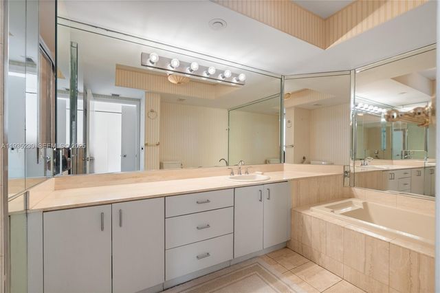 1000 W Island Blvd 3002, Aventura, FL 33160