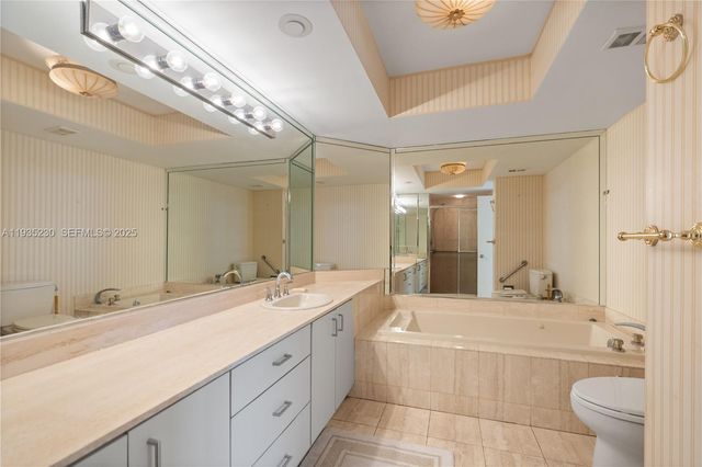 1000 W Island Blvd 3002, Aventura, FL 33160