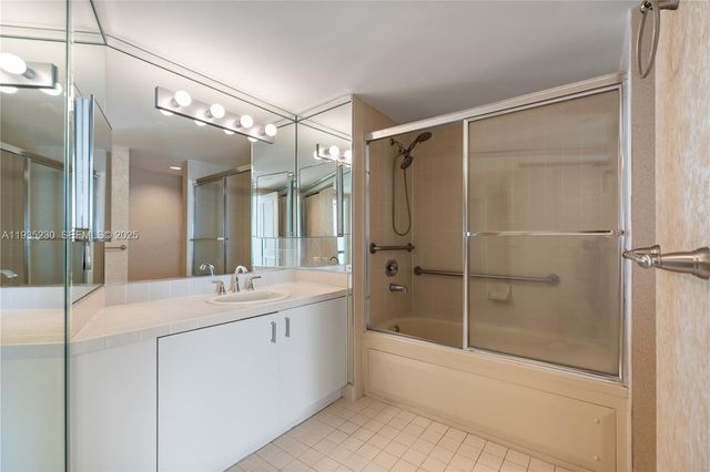 1000 W Island Blvd 3002, Aventura, FL 33160