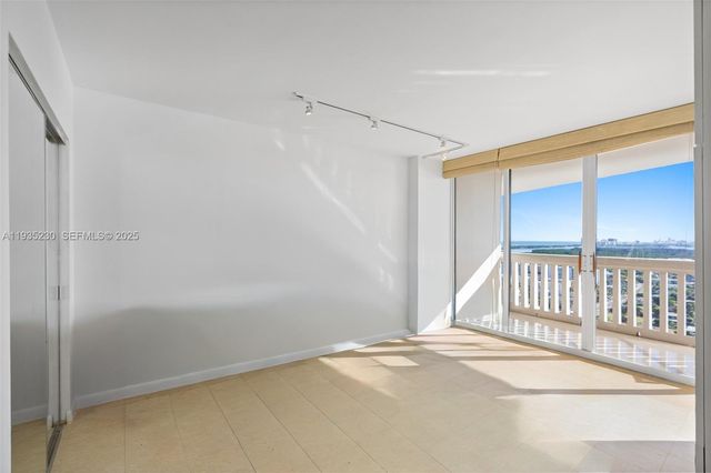 1000 W Island Blvd 3002, Aventura, FL 33160