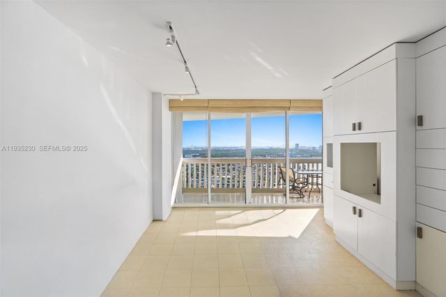 1000 W Island Blvd 3002, Aventura, FL 33160