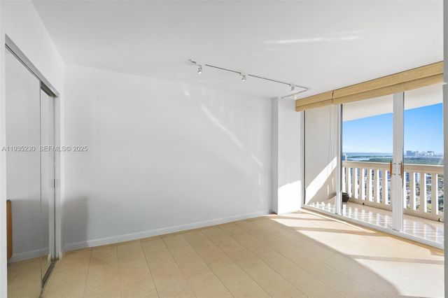 1000 W Island Blvd 3002, Aventura, FL 33160