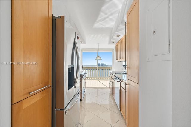 1000 W Island Blvd 3002, Aventura, FL 33160