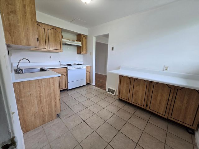 10304 Bon Oak Drive, St Louis, MO 63136