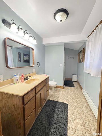 401 SW CROSS Street, Mt Sterling, IL 62353