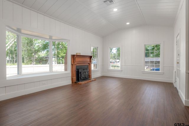 605 E CALVERT ST., Troup, TX 75789