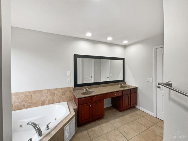 7795 Rock Port Way, West Chester, OH 45069