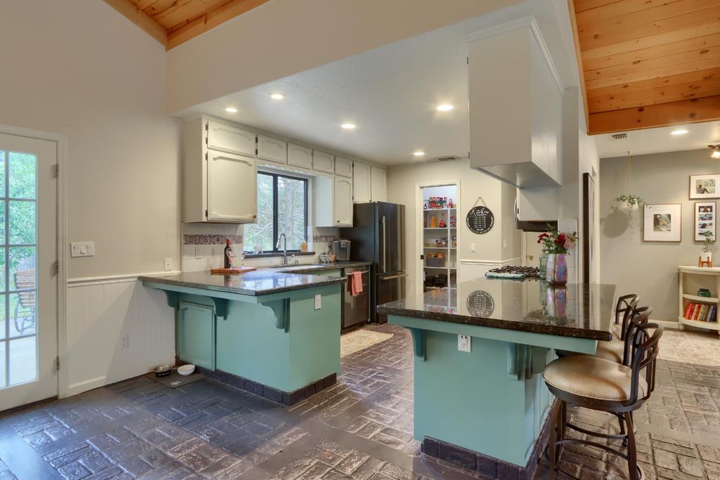 Image 14 of property listing at 36686 Mattie Fhy Court, Coarsegold, CA 93614