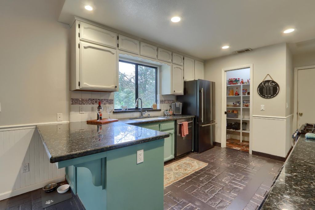 Image 15 of property listing at 36686 Mattie Fhy Court, Coarsegold, CA 93614