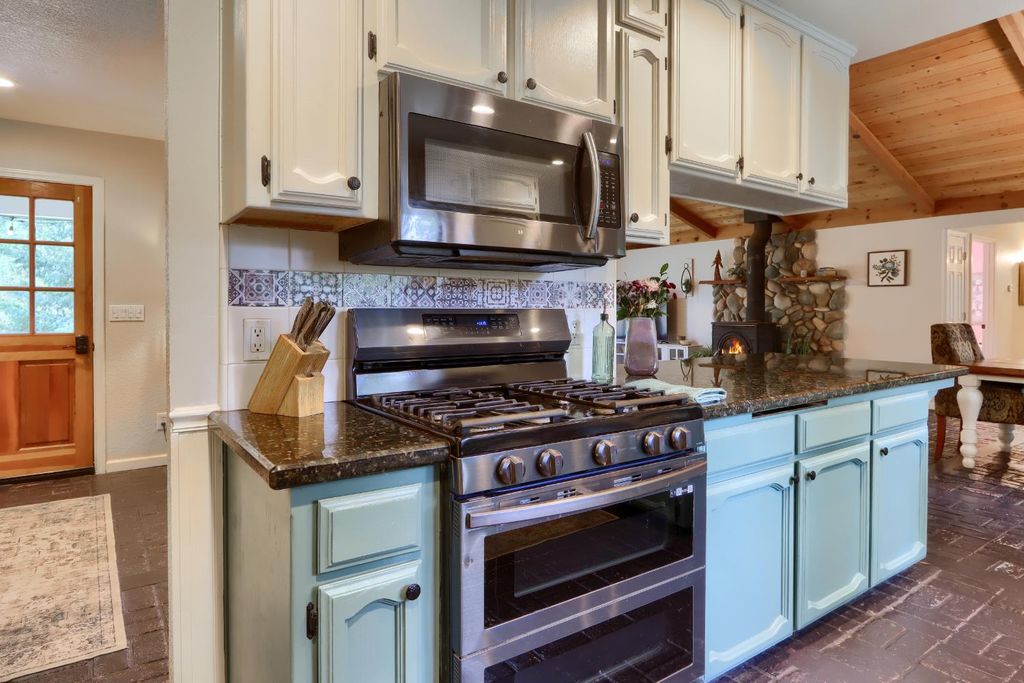 Image 17 of property listing at 36686 Mattie Fhy Court, Coarsegold, CA 93614