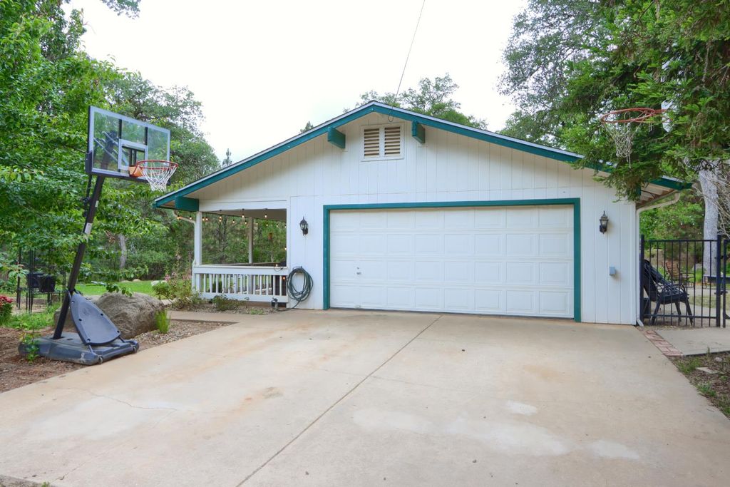 Image 35 of property listing at 36686 Mattie Fhy Court, Coarsegold, CA 93614