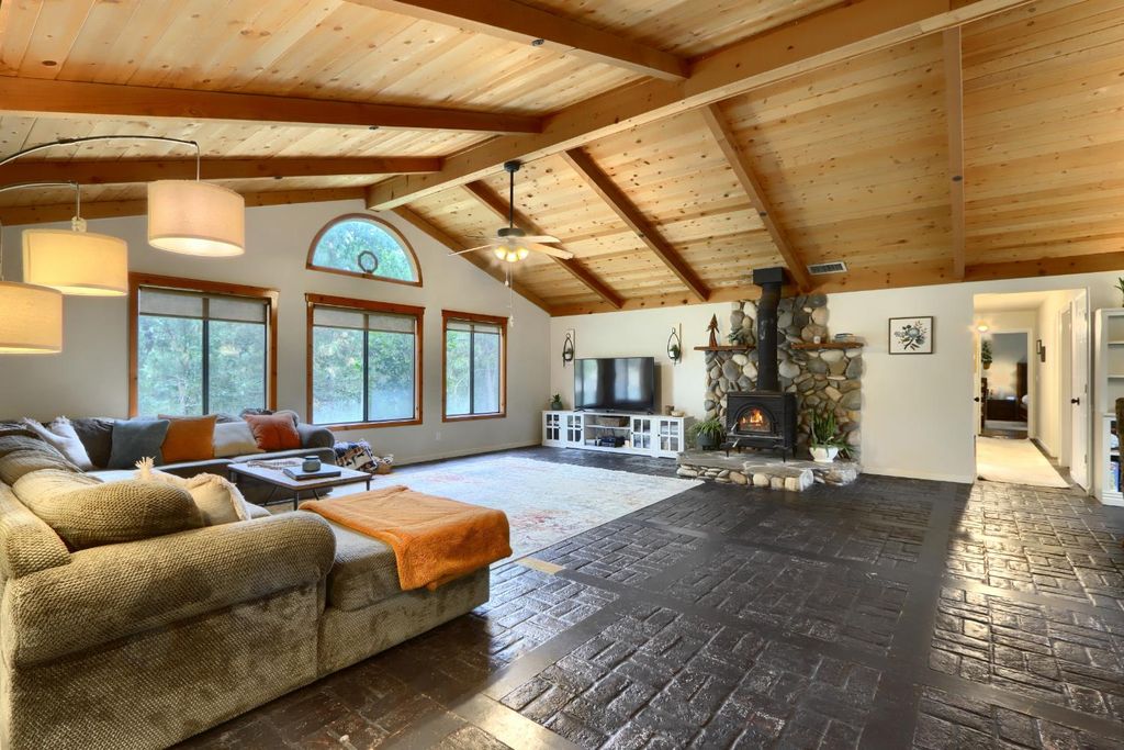 Image 7 of property listing at 36686 Mattie Fhy Court, Coarsegold, CA 93614
