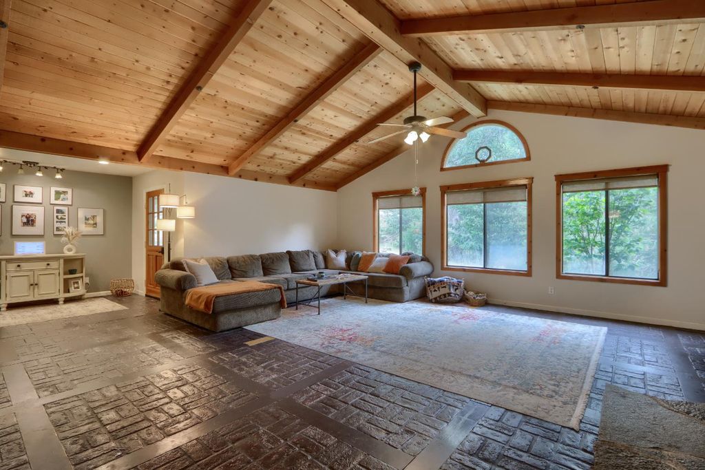 Image 9 of property listing at 36686 Mattie Fhy Court, Coarsegold, CA 93614