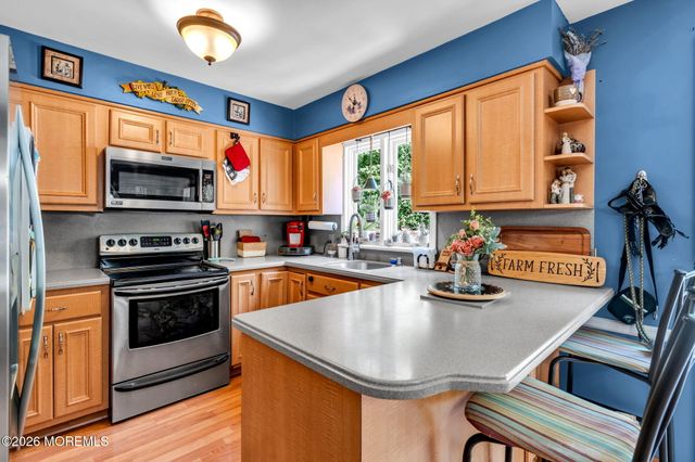 2 Lakeland Drive, Matawan, NJ 07747