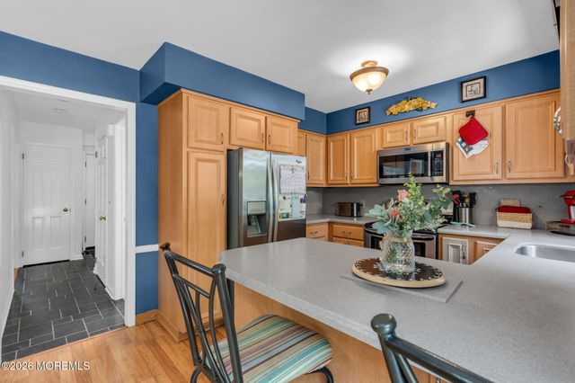 2 Lakeland Drive, Matawan, NJ 07747