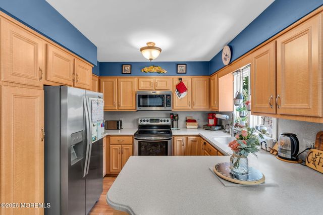 2 Lakeland Drive, Matawan, NJ 07747