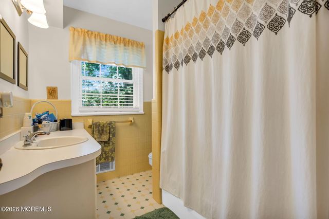 2 Lakeland Drive, Matawan, NJ 07747